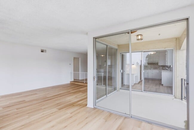 Building Photo - HUGE TOP FLOOR 2 BED 2 BATH IN PRIME SANTA MONICA! -FIREPLACE, BALCONY & GARAGE PARKING SPACE