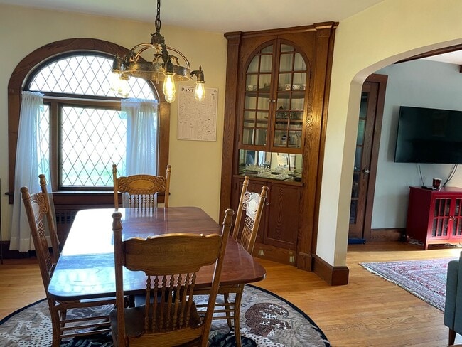 Building Photo - Lovely Tudor Home with convenient in town location