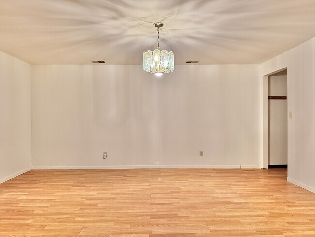 Building Photo - 135 Pembroke Rd SW