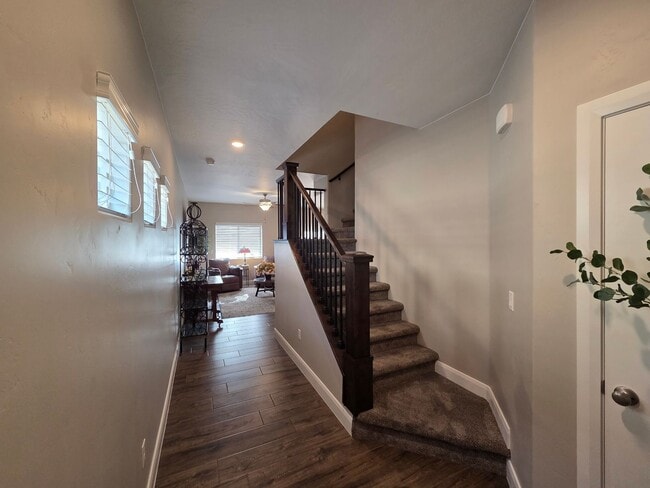 Building Photo - Stunning 3 bed home - like new