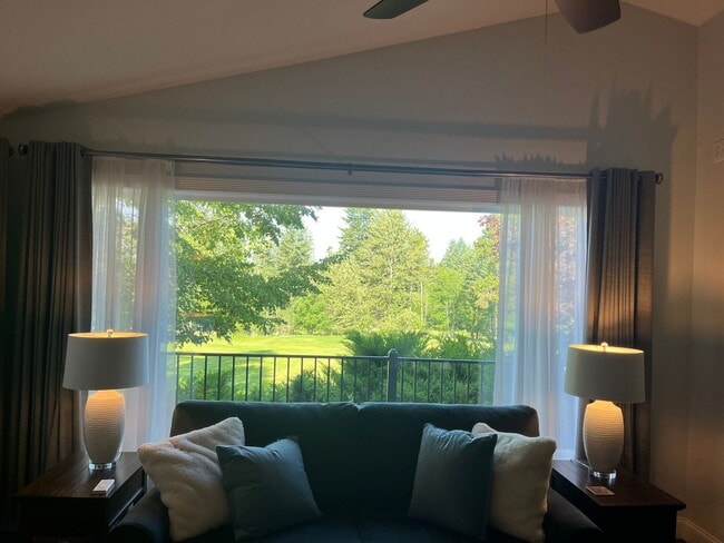 Building Photo - 2 Bed 2 Bath Unfurnished Golf Course Townhouse