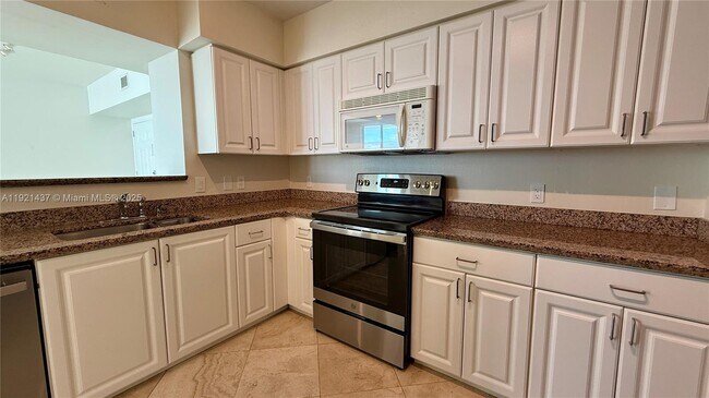 Building Photo - 1155 Brickell Bay Dr