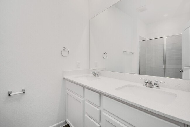 Building Photo - 15819 Kinlough Dr