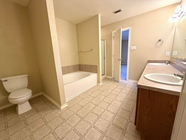 Building Photo - Spacious 3 Bed / 2.5 Bath Home with Large Yard & Lawn Care Included