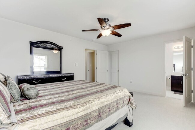 Building Photo - 3 Bed 4.5 Bath - Silver Spring Townhouse i...