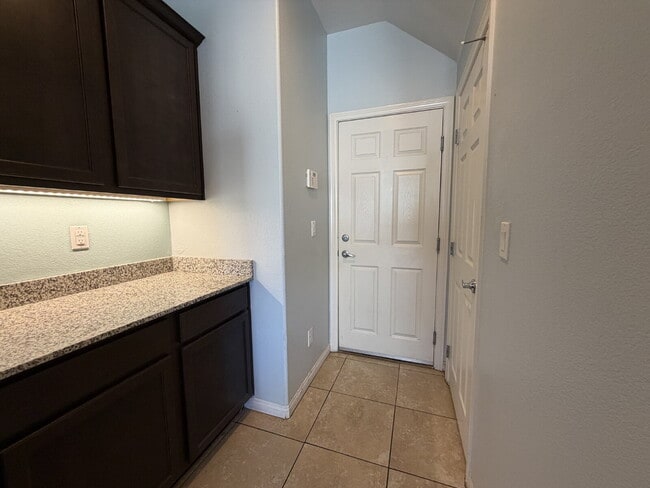 Building Photo - 4 BED 2.5 BATH 2 CAR GARAGE SINGLE FAMILY HOME W/ FULLY LANDSCAPED BACKYARD. THIS WAS FORMER MODE...
