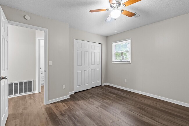Building Photo - 1415 Plaza Pl