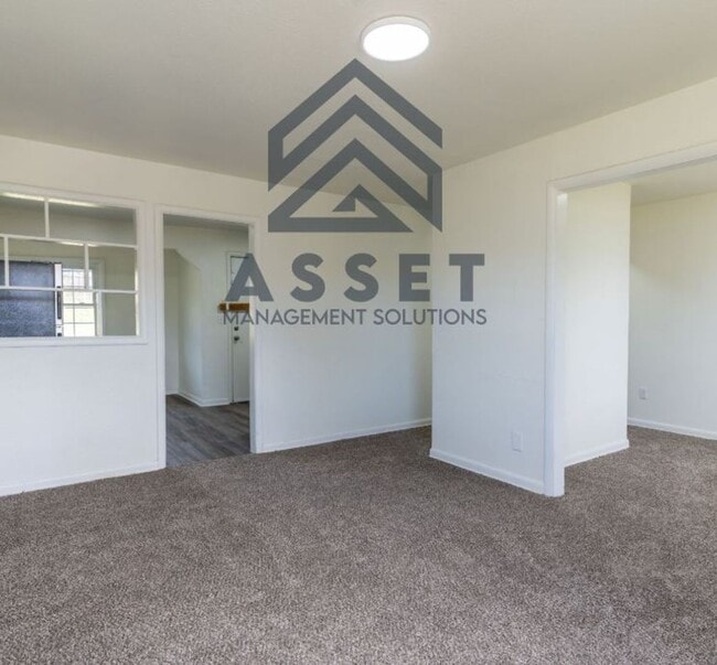 Building Photo - 3-Bedroom Available!