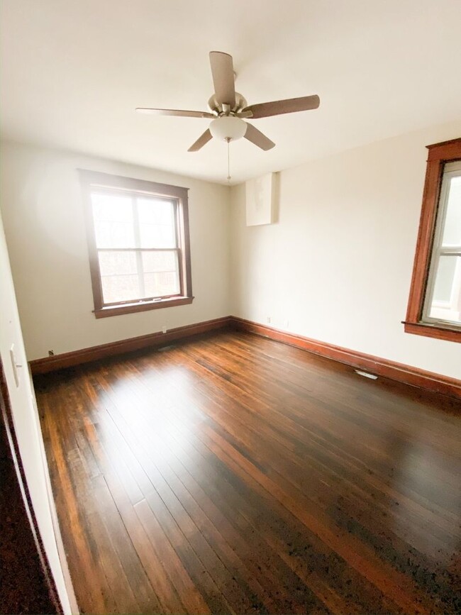 Building Photo - 2bed 1.5Bath with Den and Library! Full Hi...