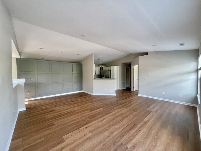 Building Photo - 301 Skyview Ct