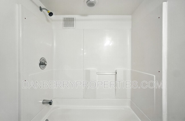 Building Photo - 1126 Searles Rd