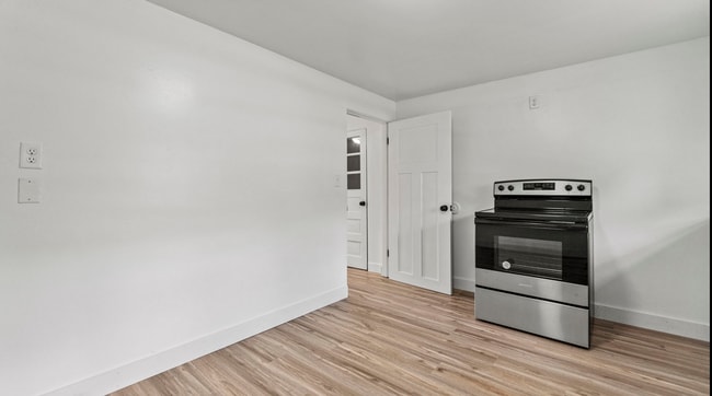 Building Photo - COMING SOON! 3 Bed/ 2 bath House!