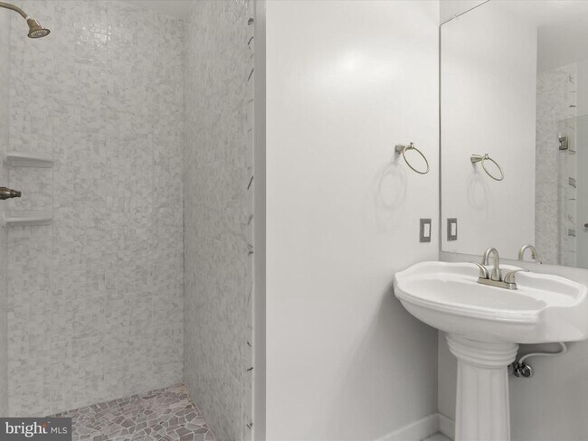 Building Photo - 4424 Westover Pl NW