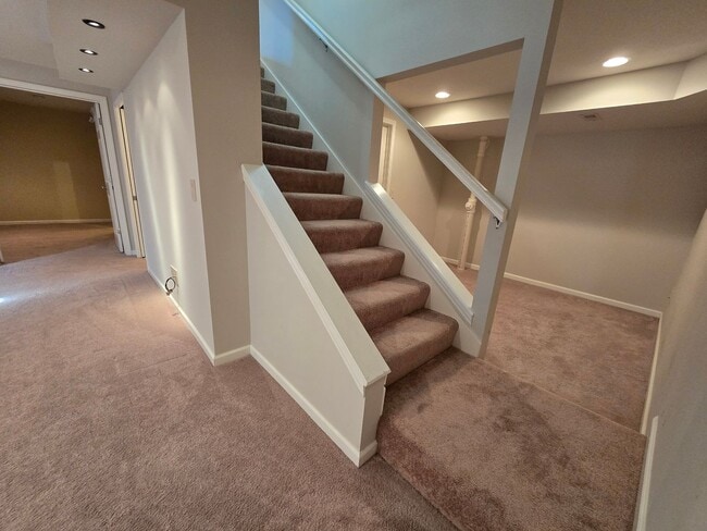 Building Photo - Spacious 4 Bedroom Duplex in North Normal ...