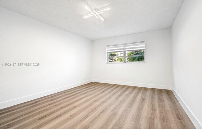 Building Photo - 901 NE 14th Ave