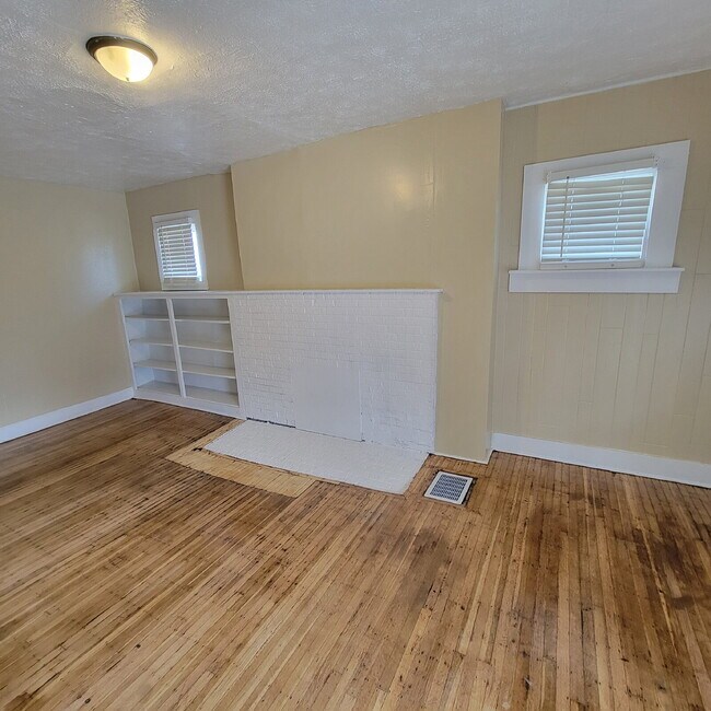 Building Photo - East Side Bungalow!