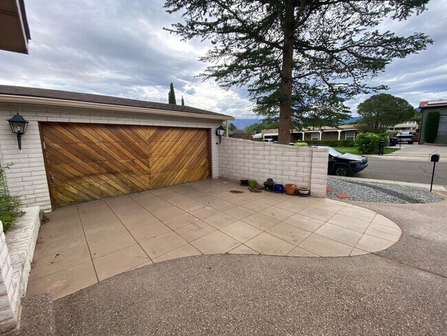 Building Photo - Beautiful 3 Bedroom Home in NE Albuquerque