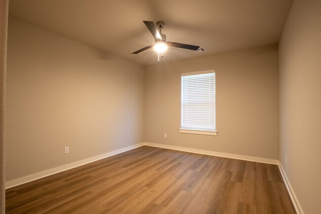 Building Photo - 1195 N Pink Ter