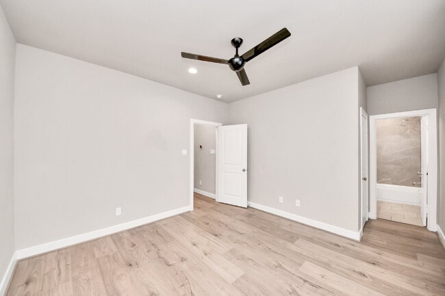 Building Photo - City views, smart layout, and Houston convenience?