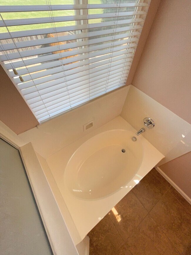 Building Photo - LEASE TODAY ! Available 5 bedroom! GREAT LOCATION!