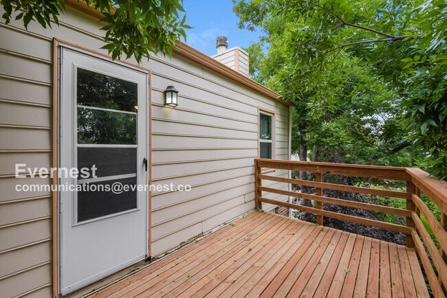 Building Photo - 144 Willow Pl S