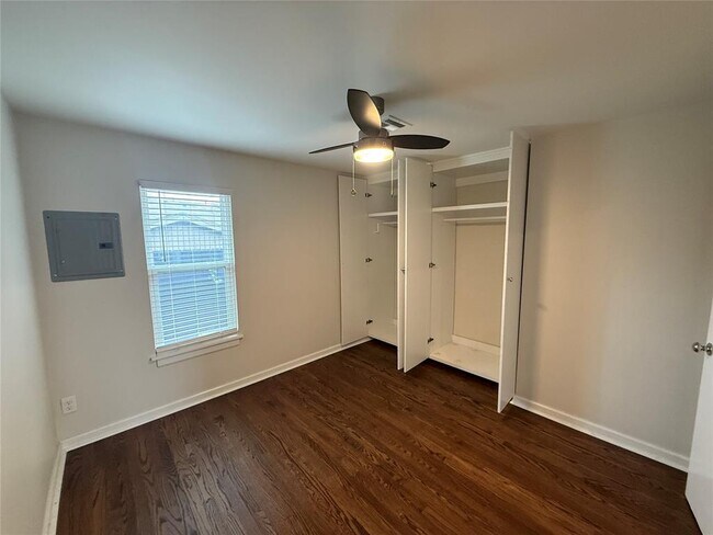 Building Photo - 1205 Military Ct