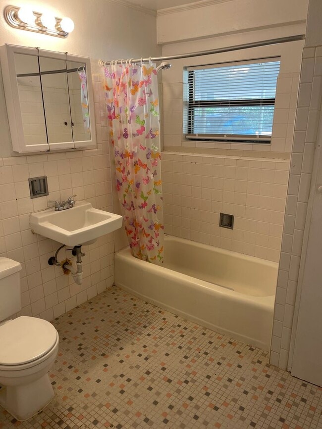 Building Photo - 2BR/1BA - Duplex located off of South Mill...