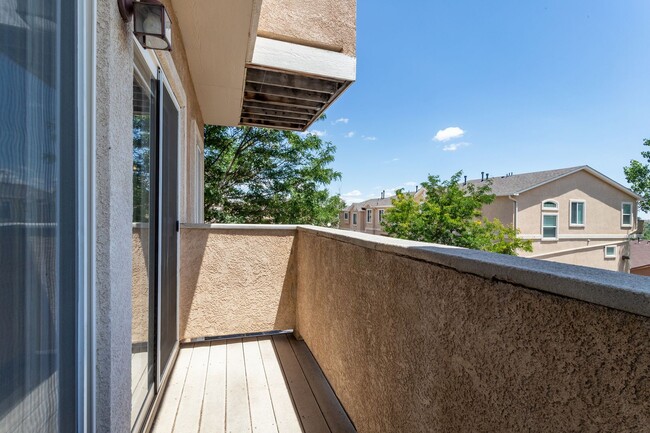 Building Photo - Bright and Airy 2-Bedroom Condo in Charmin...