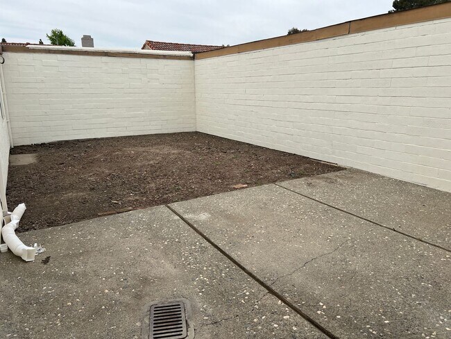 Building Photo - NEXT TO PARK DESIREABLE LOCATION RECENTLY RENOVATED!