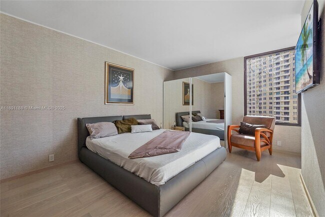 Building Photo - 520 Brickell Key Dr