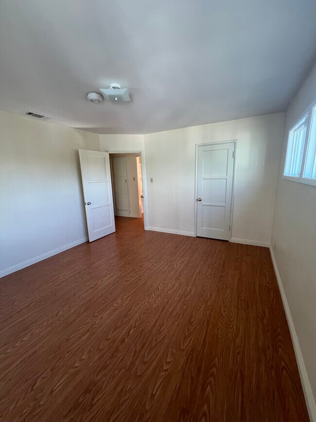 Building Photo - 5264 Cahuenga Blvd