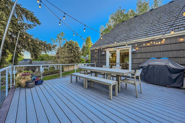 Building Photo - Introducing a spacious 4 bedroom, 2.5 bath...