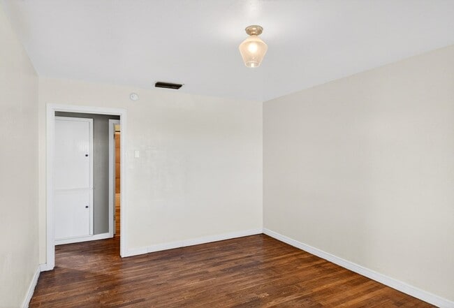 Building Photo - 2011 W 16th St