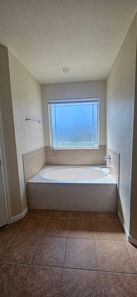 Building Photo - 2415 Merle Dr