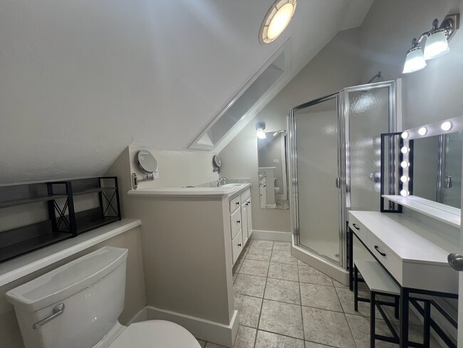 Second floor bathroom - 5 Mill St