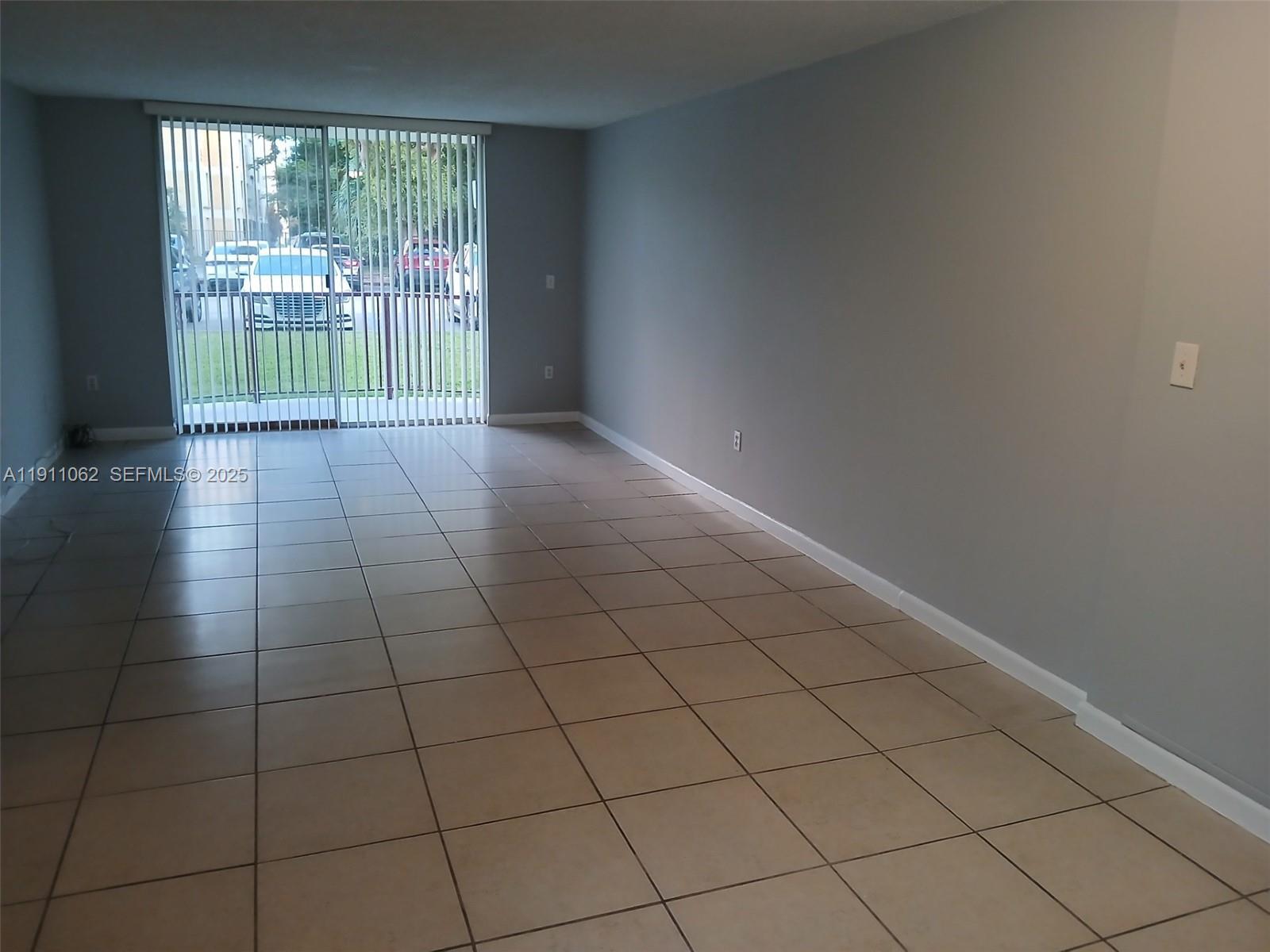 Building Photo - 9310 Fontainebleau Blvd