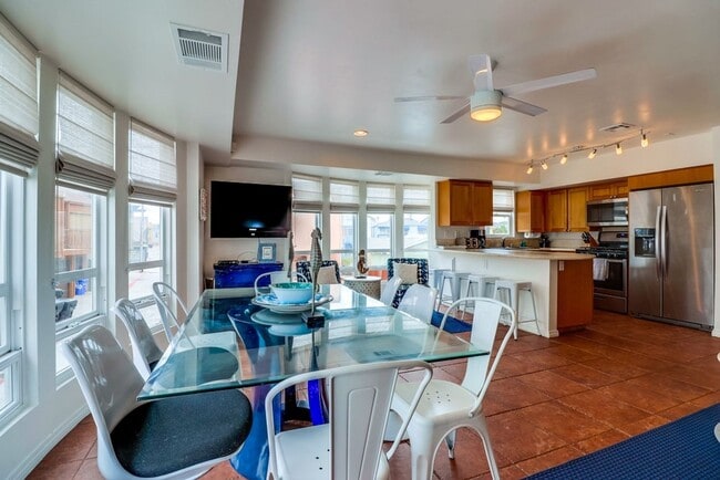 Building Photo - Private Rooftop Deck South Mission Beach