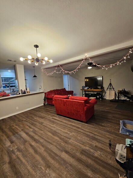 Building Photo - 703 Mockingbird Ln
