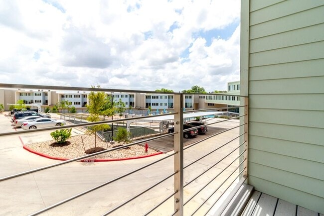 Building Photo - 604 N Bluff Dr