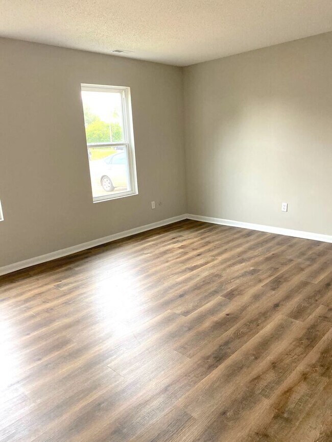 Building Photo - STUNNING 3 BEDROOM END UNIT TOWNHOUSE just off gate of Little Creek!!