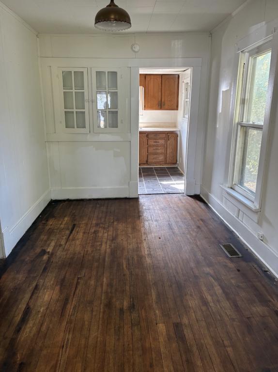 Building Photo - 1049 E Oak St