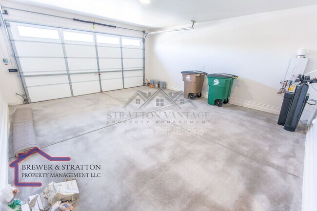 Building Photo - 15243 W Latham St