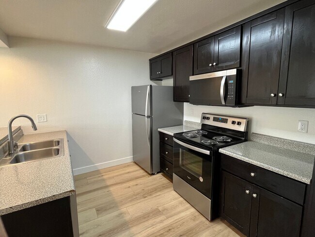 Building Photo - Ocean Beach remodeled 3 bedroom 2.5 bath T...