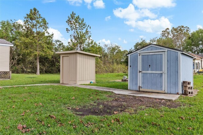 Building Photo - 15930 Pine St