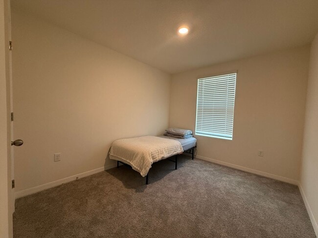 Building Photo - Beautiful 3 Bedroom 2.5-bathroom townhome