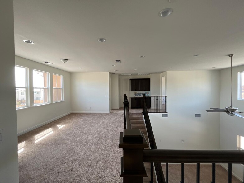 Building Photo - 499 Russell Way