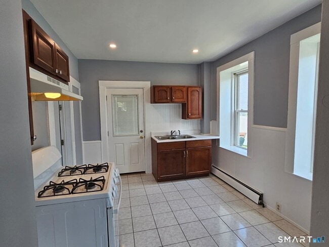 Building Photo - 301 Roosevelt Dr