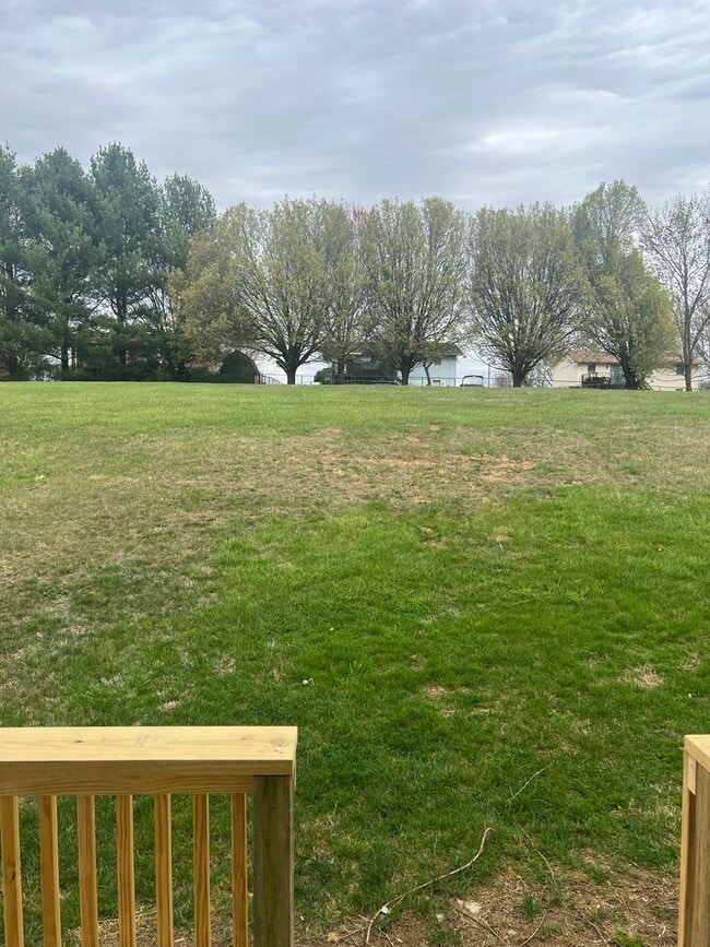 Building Photo - UPDATED 2 BEDROOM TOWNHOUSE WITH COMMUNITY POOL