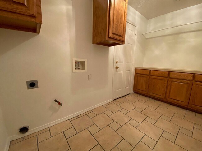 Building Photo - Great location with easy highway access.