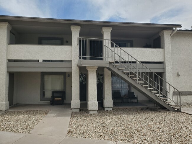 Building Photo - 465 W Ivyglen St